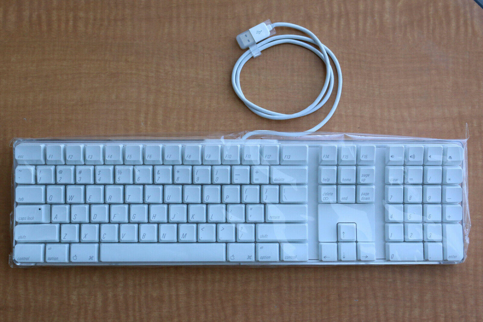 Brand New Apple A1048 English Layout Wired Full Size Usb Keyboard 658-0306 (2sb)