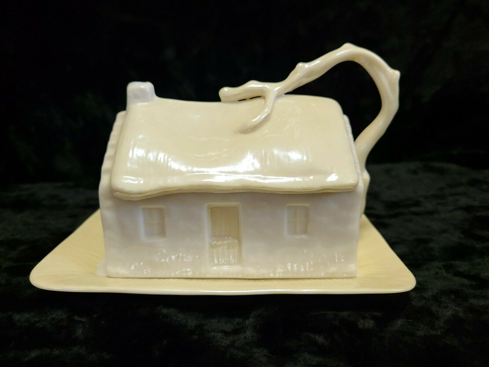 Belleek Porcelain Cottage Covered Butter / Cheese Dish Mint