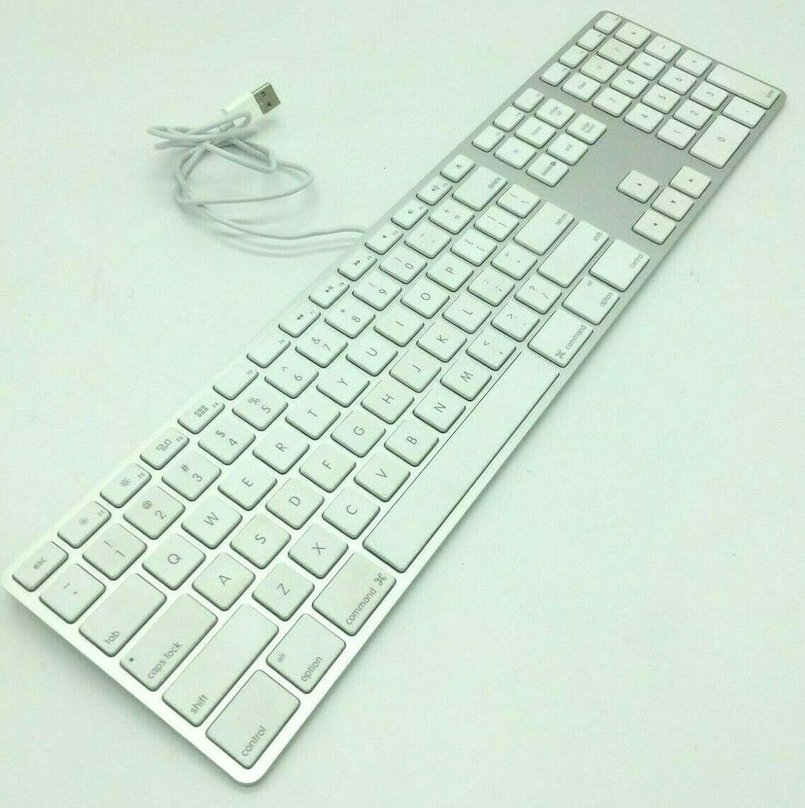 Apple  Slim Usb Wired Keyboard A1243 Mb110ll/a Aluminum Standard  Full Size